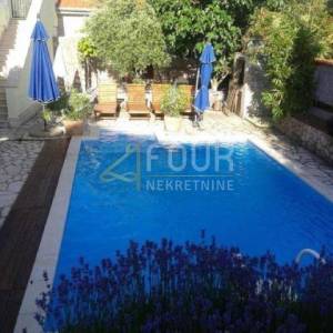 Otok Krk, Njivice, kuća s bazenom, 5 apartmana + dodatni apartman