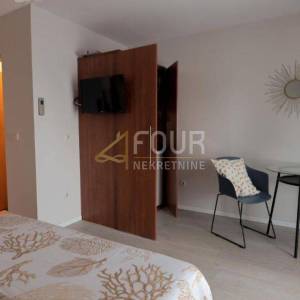 Otok Krk, Njivice, kuća s bazenom, 5 apartmana + dodatni apartman