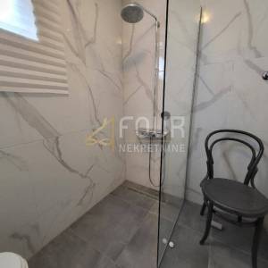 Otok Krk, Njivice, kuća s bazenom, 5 apartmana + dodatni apartman