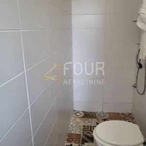 Otok Krk, Njivice, kuća s bazenom, 5 apartmana + dodatni apartman