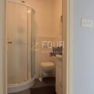 Otok Krk, Njivice, kuća s bazenom, 5 apartmana + dodatni apartman