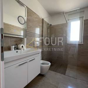 Otok Krk, Njivice, novogradnja, 2s+db, 2 terase, blizina mora