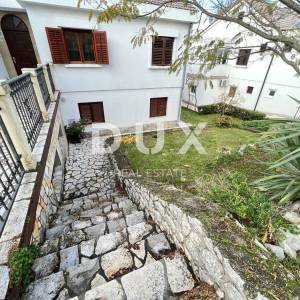 Otok Krk, Njivice - Samostojeća kuća sa velikom okućnicom