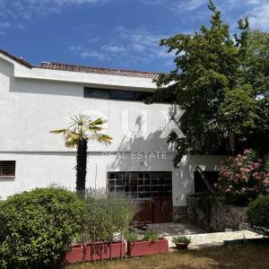 Otok Krk, Njivice - Samostojeća kuća sa velikom okućnicom
