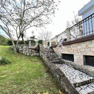 Otok Krk, Njivice - Samostojeća kuća sa velikom okućnicom