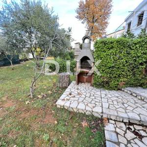 Otok Krk, Njivice - Samostojeća kuća sa velikom okućnicom