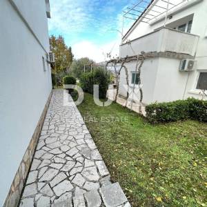 Otok Krk, Njivice - Samostojeća kuća sa velikom okućnicom