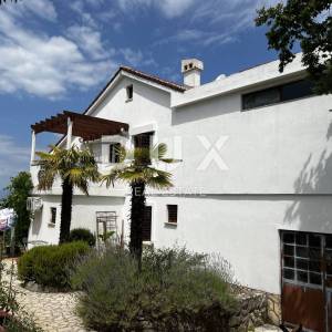 Otok Krk, Njivice - Samostojeća kuća sa velikom okućnicom