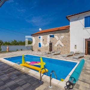 OTOK KRK, okolica DOBRINJA -  Dvojna kamena kuća s bazenom