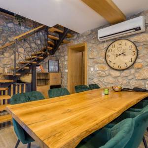 OTOK KRK, okolica DOBRINJA -  Dvojna kamena kuća s bazenom