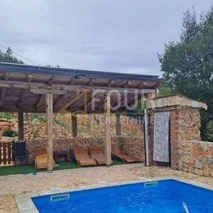 Otok Krk, okolica Dobrinja, kuća s bazenom
