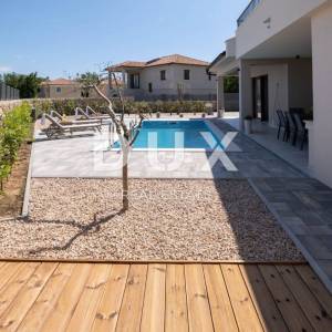 OTOK KRK, okolica grada Krka - Luksuzna vila u novogradnji na mirnoj lokaciji