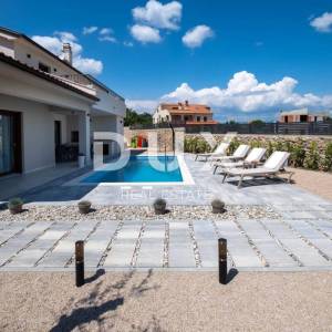 OTOK KRK, okolica grada Krka - Luksuzna vila u novogradnji na mirnoj lokaciji