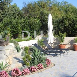 Otok Krk, okolica Malinske - Moderna vila s privatnim bazenom i velikom okućnicom!