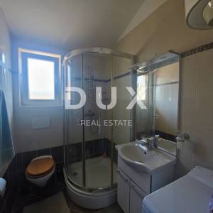  OTOK KRK, okolica Malinske - Kuća u nizu s dva apartmana