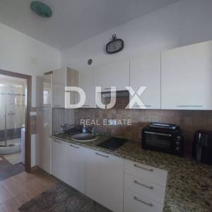  OTOK KRK, okolica Malinske - Kuća u nizu s dva apartmana
