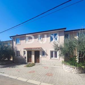  OTOK KRK, okolica Malinske - Kuća u nizu s dva apartmana