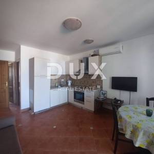  OTOK KRK, okolica Malinske - Kuća u nizu s dva apartmana