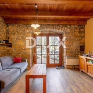 OTOK KRK, okolica Malinske - Renovirana autohtona kamena kuća s pogledom na more