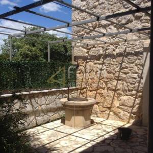 Otok Krk, okolica Malinske, kamena kuća s 2 stana i bazenom