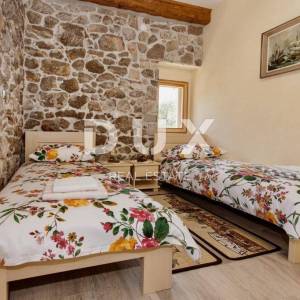 OTOK KRK, OKOLICA VRBNIKA - prekrasna kamena vila s bazenom 