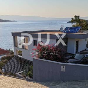 OTOK KRK, OMIŠALJ - 25m od mora! - Kuća s dva stana s prilazom do same plaže!