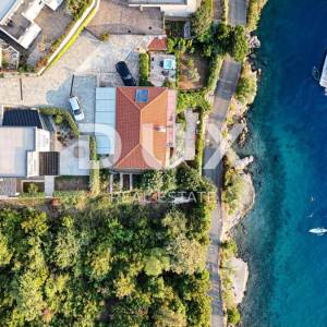 OTOK KRK, OMIŠALJ - 25m od mora! - Kuća s dva stana s prilazom do same plaže!