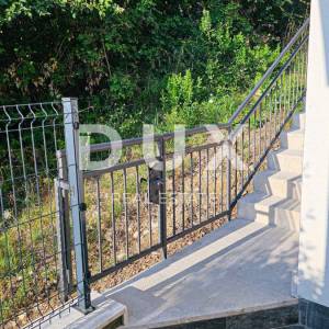 OTOK KRK, OMIŠALJ - 25m od mora! - Kuća s dva stana s prilazom do same plaže!