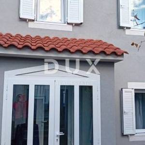OTOK KRK, OMIŠALJ - renovirana kuća u starom gradu