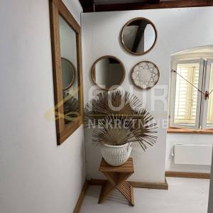 Otok Krk, Omišalj, uređena kuća u staroj jezgri