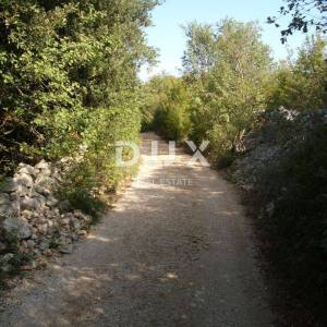 OTOK KRK, PINEZIĆI - Prizemnica 25 m2 na terenu od 550 m2