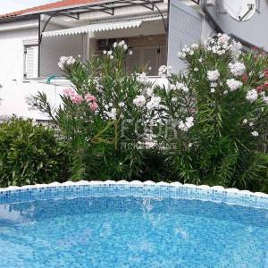 Otok Krk, Pinezići, samostojeća kuća s bazenom