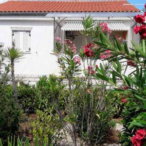 Otok Krk, Pinezići, samostojeća kuća s bazenom