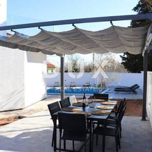 OTOK KRK, POLJICA (okolica) - Moderna vila 4S+DB, bazen, roštilj, parking