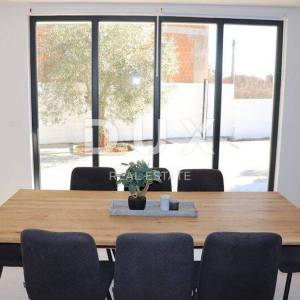 OTOK KRK, POLJICA (okolica) - Moderna vila 4S+DB, bazen, roštilj, parking