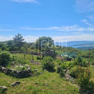 Otok Krk, Punat, poljoprivredno zemljište s pogledom na more i Punat