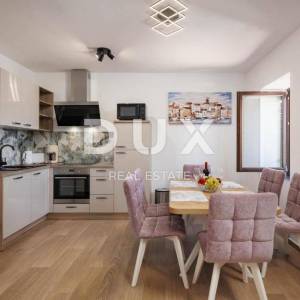 OTOK KRK, PUNAT - Renovirana kuća prvi red do mora