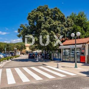 OTOK KRK, PUNAT - Renovirana kuća prvi red do mora