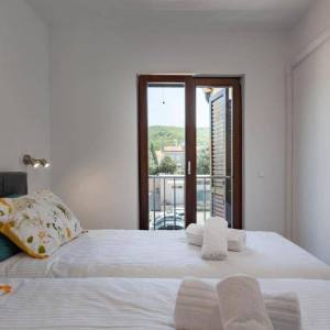 OTOK KRK, PUNAT - Renovirana kuća prvi red do mora