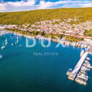 OTOK KRK, PUNAT - Renovirana kuća prvi red do mora