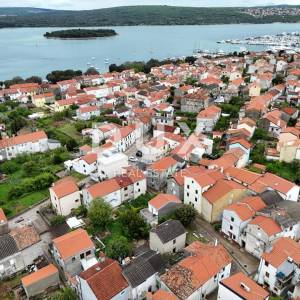 OTOK KRK, PUNAT - zemljište s građevinskom dozvolom spremno za gradnju