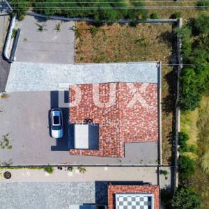 OTOK KRK, RASOPASNO - Obiteljska kuća s krovnom terasom, novogradnja u blizini mora!