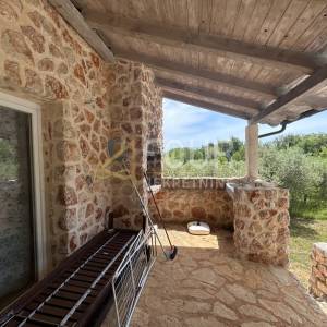 Otok Krk, Risika, novogradnja - kamena kuća s bazenom