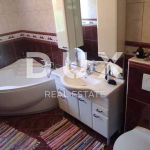 OTOK KRK, RISIKA - Predivna kuća sa 4 apartmana