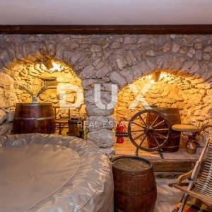 Otok Krk, Risika - Renovirana kamena kuća s bazenom i velikom okućnicom 