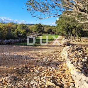 Otok Krk, Šilo -  Očišćeno, ravno poljoprivredno zemljište, buduće građevinsko, 600m do prekrasnih plaža, mora i supermarketa s...