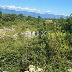 OTOK KRK, ŠILO – Poljoprivredno zemljište 548 m² s ruševnim objektom spremnim za rekonstrukciju, s pogledom na more, 500 m od plaže!