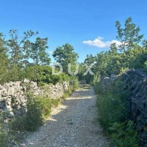 OTOK KRK, ŠILO – Poljoprivredno zemljište 548 m² s ruševnim objektom spremnim za rekonstrukciju, s pogledom na more, 500 m od plaže!