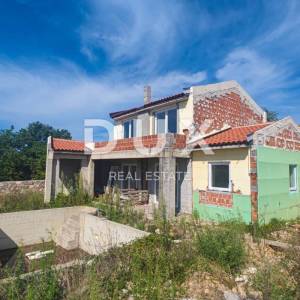 OTOK KRK, šire područje grada Krka - Kuća s bazenom u roh-bau fazi