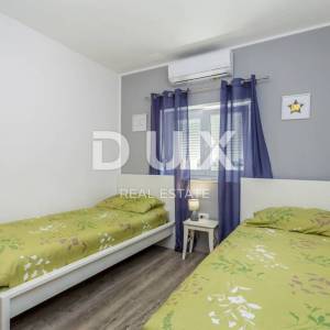 OTOK KRK, šire područje grada KRKA - kamena kuća u nizu s s bazenom, jacuzzijem i panoramskim pogledom na more